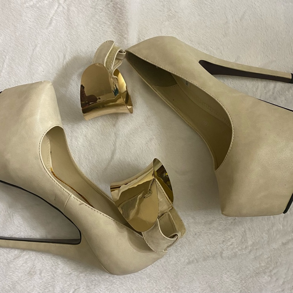 High heel platform with gold ankle bangle. - Picture 3 of 5